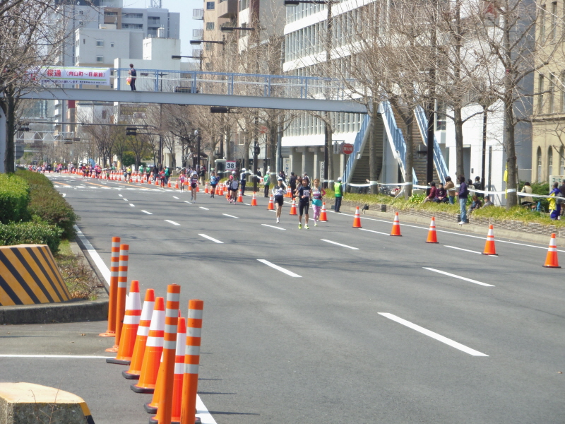 ランニング風景、反対車線の名古屋ウィメンズマラソンの方です。１